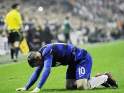 Rooney, autor del gol, se lamenta por la derrota de su equipo minutos antes de que terminara el partido. AP  /