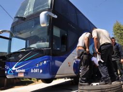 Uno de los camiones retenidos desde el martes es devuelto por los manifestantes. EL UNIVERSAL  /