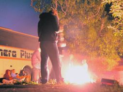 Estudiantes custodian uno de los camiones retenidos. Los normalistas rechazan una posible reducción a la matrícula. NTX  /