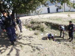 Personal forense y agentes investigadores de la Procuraduría estatal acudieron al lugar para investigar el caso.  /