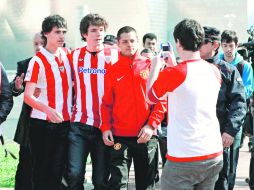Javier Hernández fue de los jugadores del United más buscados por aficionados del Bilbao. EFE  /