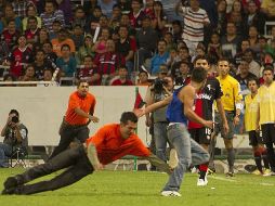 Al finalizar el encuentro algunos aficionados lanzaron objetos en la zona de autobuses del Estadio Jalisco  /