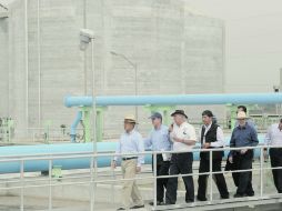 El jefe del Estado mexicano, Felipe Calderón, lidera el grupo de funcionarios durante la visita a la planta de tratamiento El Ahogado  /