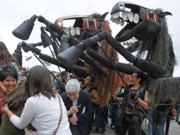 Actores del teatro callejero de Cataluña, representan en San José , ''Los caballos de Menorca'' REUTERS  /