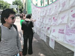 Usuarios de la Vía RecreActiva contemplan la exposición de pañuelos bordados. La iniciativa seguirá presente en el Parque Revolución.  /