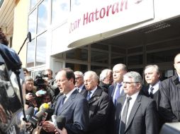 El candidato socialista a la presidencia, François Hollande (centro), hace unas declaraciones hoy. EFE  /