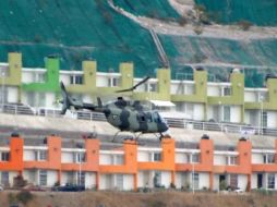 Un helicóptero sobrevuela hoy en Chilpancingo. Autoridades refuerzan la seguridad como parte del programa Guerrero Seguro. NTX  /