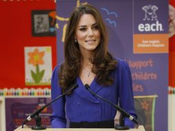 La duquesa llevaba un vestido de color azul real con solapa ceñido con un cinturón oscuro. EFE  /