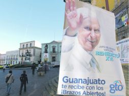 Como parte de los preparativos, las autoridades del Estado de Guanajuato colocaron carteles con la imagen de Benedicto XVI. EFE  /