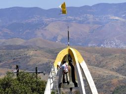Los preparativos para la visita del Papa siguen. Un hombre en Silao pinta en un templo donde ya ondea una bandera del Vaticano. EFE  /