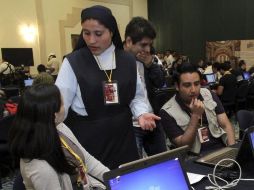 Una religiosa conversa en el Centro Internacional de prensa, que facilitará los servicios a más de mil 500 comunicadores. EFE  /