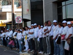 Las calles que conducen al colegio fueron rodeadas de vallas para contener a los cientos de personas que esperan al Papa. NOTIMEX  /