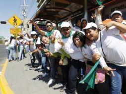 Grupos de jóvenes buscan el mejor lugar para ver pasar al Papa.  /