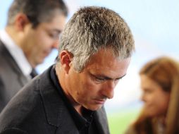 José Mourinho fue amonestado con un partido. EFE  /