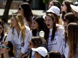 En las calles de León miles de personas ya forman una valla humana para ver el recorrido del Pontífice.  AP  /
