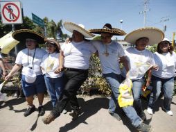 La gente comienza a tomar sus lugares, algunos, vestidos de charro. REUTERS  /