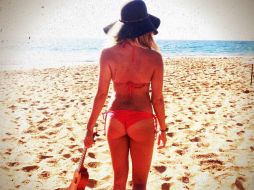 A sus 26 años, la actriz aparece de espaldas en un diminuto bikini en color naranja. IMAGEN TOMADA DE TWITTER @ashleytisdale  /