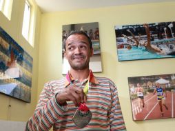 El atleta, quien padece un problema visual, ganó medalla de plata en los cinco mil metros en Guadalajara 2011.  /