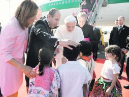 El Presidente Felipe Calderón, acompañado por su esposa Margarita Zavala, presenta a varios niños a Benedicto XVI, ayer en Silao. EFE  /