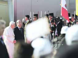 El Presidente Felipe Calderón recibió al Papa Benedicto XVI en el Aeropuerto Internacional de Guanajuato, en Silao.  /