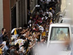 Con banderas de color blanco y amarillo, así como gritos y porras saludaron a Benedicto. AFP  /