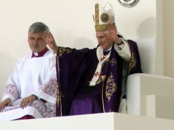 El arzobispo de León, José Guadalupe Martín Rábago, le dio al bienvenida al pontífice. EL UNIVERSAL  /