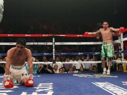 Erik Morales fue derribado en el round 11 por García y perdió el cetro superligero del CMB. REUTERS  /