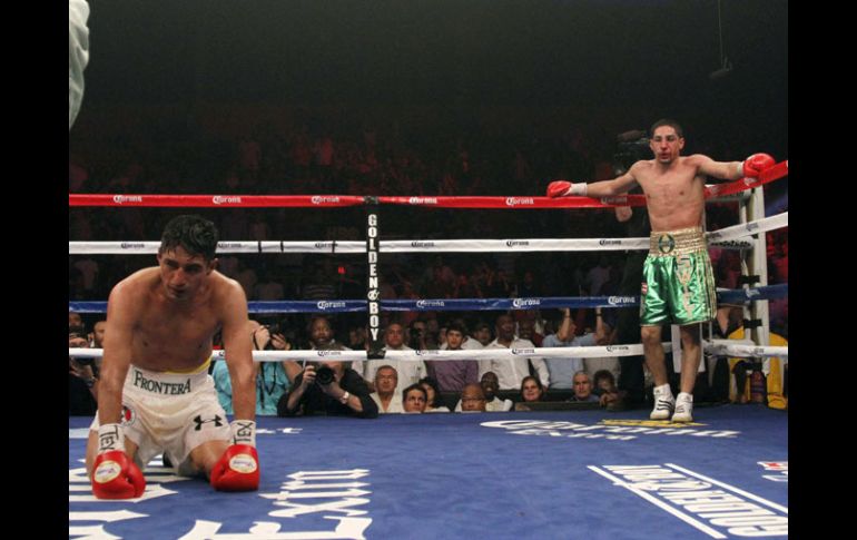 Erik Morales fue derribado en el round 11 por García y perdió el cetro superligero del CMB. REUTERS  /