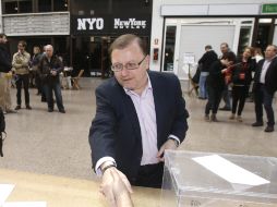 El candidato de IU a la Presidencia del Principado de Asturias, Jesús Iglesias, vota hoy durante la jornada electoral. EFE  /