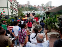 Varias personas participan en un homenaje al fundador de la guerrilla colombiana de las FARC. EFE  /