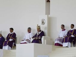 El Papa durante la misa oficiada hoy en el Parque Bicentenario. EFE  /