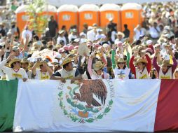 Fieles católicos durante la misa del Papa este domingo. EFE  /