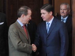 El zar antidrogas (izq) dice que el 95% de la cocaína que sale de Sudamérica a Norteamérica pasa por América Central. ARCHIVO  /