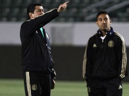 Luis Fernando Tena junto a Marco Fabián, quien ha anotado tres goles en este torneo. MEXSPORT  /