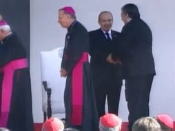 Momento en que ambos políticos estrechan manos y se muestran sonrientes. Tomada de la televisión. ESPECIAL  /