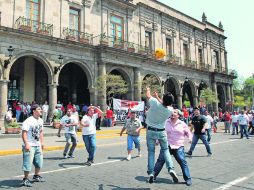 Empleados municipales juegan una cascarita en el pleno Centro, durante la protesta.  /