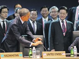 El presidente de Estados Unidos (i), Barack Obama, toma asiento junto al mandatario de Corea del Sur, Lee Myung-bak (d). AP  /