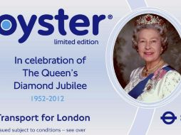 En una de las tarjetas, aparece una imagen de Isabel con la fecha 1952-2012, en referencia a su sexagésimo aniversario en el trono. EFE  /