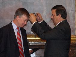 Marcelo Ebrard (d), nombró Huésped Distinguido al gobernador de Colorado, Estados Unidos, John Hickenlooper (izq). NTX  /