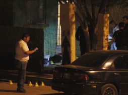 Forenses de Ciudad Juárez analizan la escena del crimen. REUTERS  /