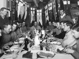 Los miembros de la trágica expedición, con las banderas de sus países y los alimentos que se considera fueron inadecuados. ESPECIAL  /