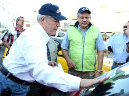 Fernando Guzmán acudió esta tarde acompañado de Alberto Cárdenas a una pega de calcomanías en avenida Federalismo y Juárez.  /