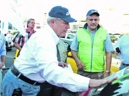 Fernando Guzmán (izquierda) y Alberto Cárdenas durante la pega de calcomanías.  /