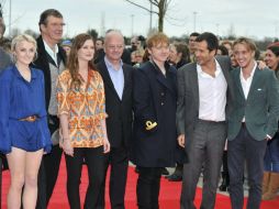 Parte del elenco de la película durante la alfombra roja de la inauguración de los estudios. EFE  /