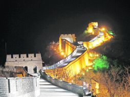 A las 20:30 hora local, Beijín apagó las luces del tramo más conocido de la Gran Muralla y de otros íconos de la capital. AP  /