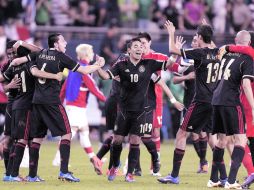 Integrantes del Tri felicitan a Marco Fabián, autor del primer gol de México. AFP  /
