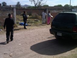 Minutos después llegaron elementos municipales, así como paramédicos quienes constataron la muerte del hombre.  /