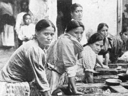 Mujeres indigenas de Sonora en los lavaderos publicos principios del siglo XX. ARCHIVO  /
