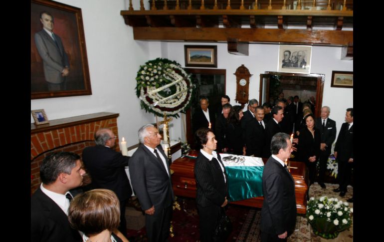 Priistas como Pedro Joaquín Coldwell (d) montan guardia ante el ataúd del ex mandatario. AP  /