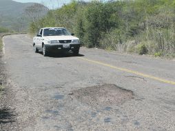 Carretera El Grullo-Tuxcacuesco. Baches y hoyancos aparecen a lo largo de este recorrido.  /